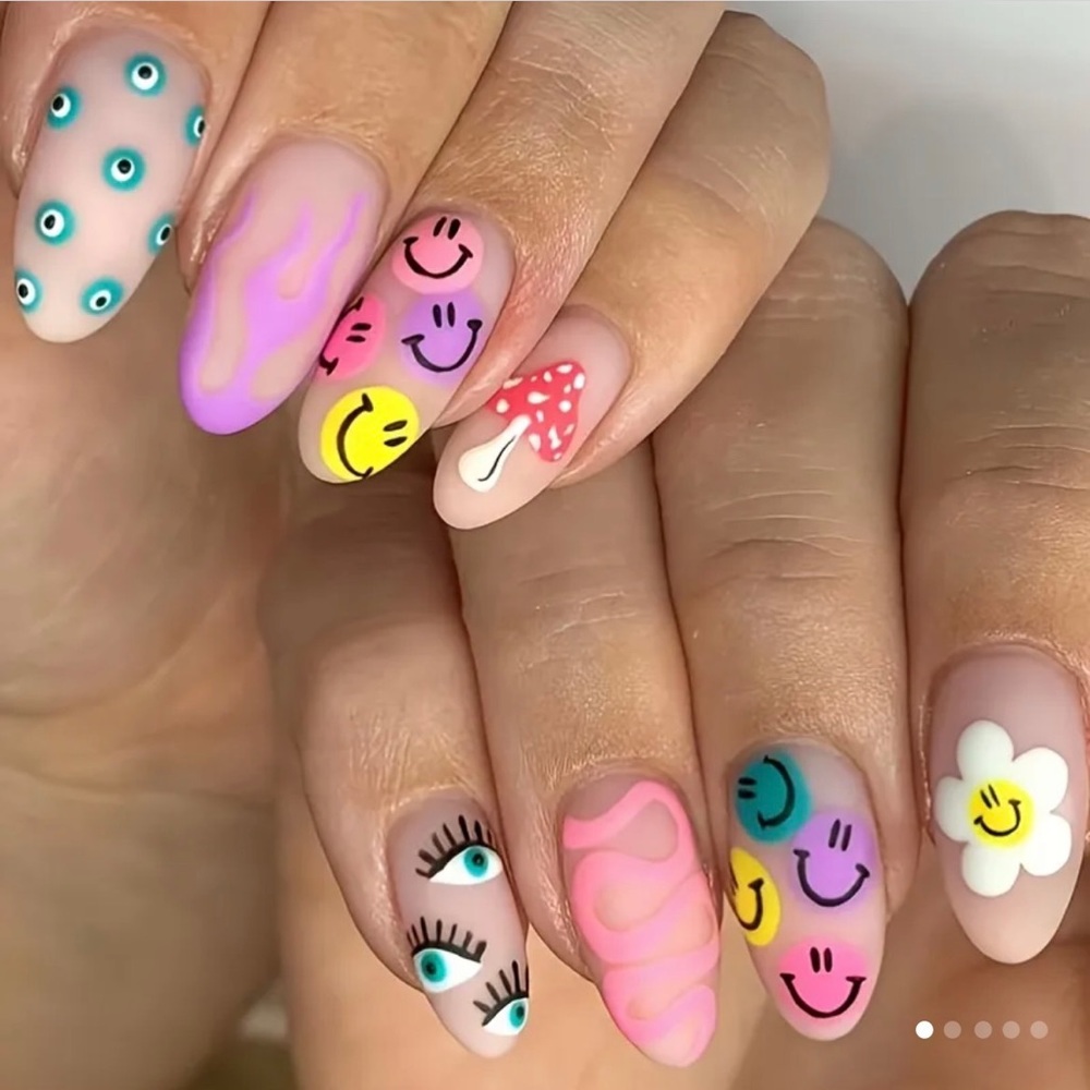 Press-On Nails with chic Nail Art (Nail Glue Included!)